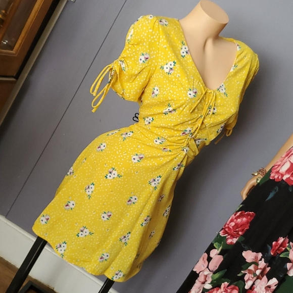 CLEARANCE FINAL PRICE Pretty floral Deep V Dress - Picture 2 of 9